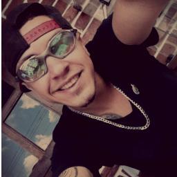 ' Prazer eu sou um cara cheio de defeitos , igualzinho aquele que você aprendeu a amar (...) #♫
  http://t.co/ldrK8U7j
