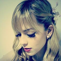 Amor forte, verdadeiro, infinito e inexplicável. A distância ? Não significa nada quando alguém significa tudo {...} @sophiaabrahao
Since: 21/08/12