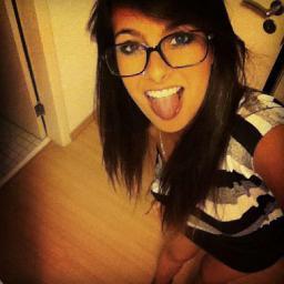 laislindaamor's profile picture. Não consigo olhar no fundo dos seus olhos e enxergar as coisas que me deixam no ar.