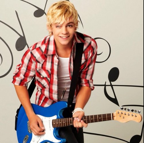Im Austin Moon  best Bro! @RossyRockson TWIN! @AustinMhotguy SIS @AllysonMdawson FAV CECE @MeCeCeJones_ #single