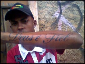 Curto futebol,sair,aproveitar bastante a vidaa,sem ligar para que os outros pensam,´´