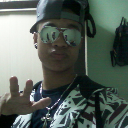 Eu brinco, eu erro, eu choro, eu sorrio, eu falho. Não sou perfeito, nem prometi que seria... .    *-)
