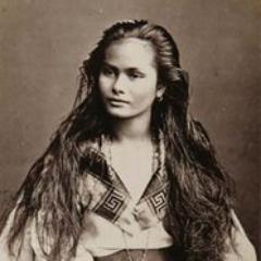 Galing 1920s, isang dalagang donya, maganda, mahalina, tagapag-mana, minsan kontrabida at mapusok ang damdamin!