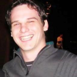 Sou projetista, trabalho numa imobiliária, gosto de games, futebol, volei e tenho uma linda namorada.