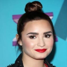 Bio = Vida = Demetria Devonne Lovato , demi sua lindaaa hah coisa rica do wes U_U