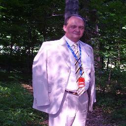 Przedsiębiorca, doktor nauk humanistycznych, socjolog zarządzania. Jestem raczej przewodnikiem a nie członkiem stada, co nie wyklucza mojej pracy w drużynie.