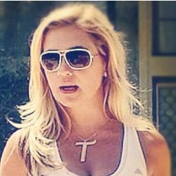 Bombom não é só um doce. Raça dos vencedores não é só uma frase. Loira não é só um adjetivo. Drimaniacas não são apenas fãs. Adriana Esteves não é só um nome.