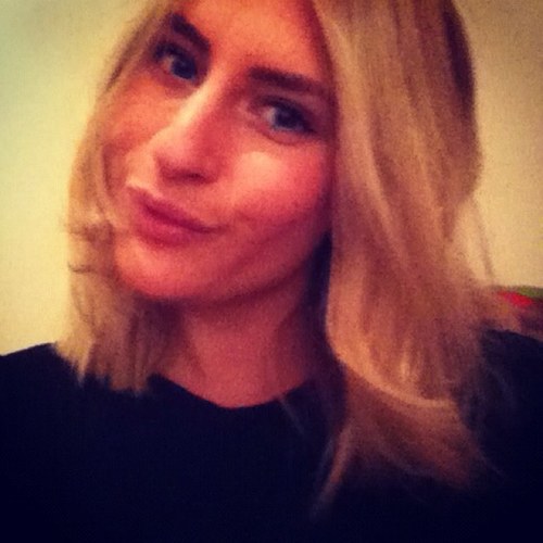 en liten filur. ett djur. sitter i bur. DANSA.