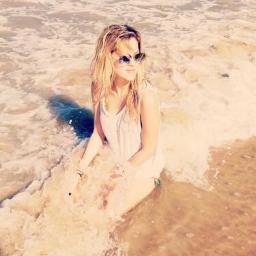 eu sei que o mundo vai girar nossa vez uma hora vai chegar e so acreditar nada pode nos prar @sophiaabrahao @lua_blanco @suede @aguiarthur @micaelborges_