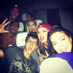 All Star no pé Guitarra na mão Rock na veia REBELDE no coração. : @lua_blanco @aguiarthur @chayleao @melfronckowiak @micaelborges_ @sophiaabrahao .