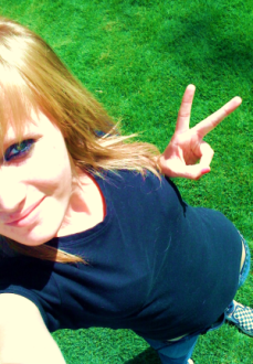 holaaa soy una gran fan de miley y demi lovato, me encantan los jonas brothers ^^