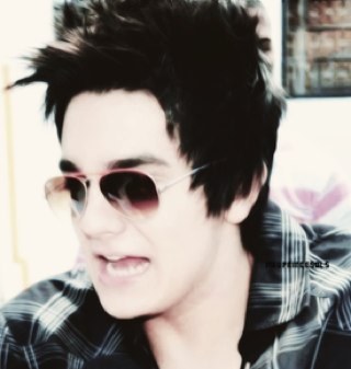 Quem ama extremamente, deixa de viver em si e vive no que ama. Te vivo, @luansantana.