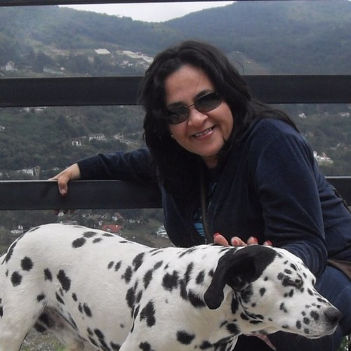 Nacida en Caracas, criada en La Guaira y viviendo en Mérida...de profesión Docente y de ocupación Productora...y seguidora del equipo Campeón LOS LEONES.