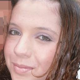 estudante, amiga, inteligente, e fiko pensando na vida 24Hrs, e nao tente fala mais alto q eu q vc perde pra mim :D
