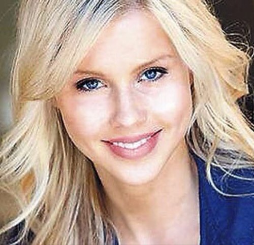 Victoire Weasley•Ravenclaw•Daughter of Bill and Fleur•Sister to Dom and Louis•Pretty girls don't eat, why should veela girls?•@HPExtreme RP