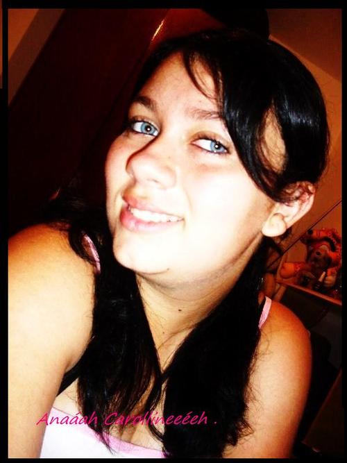 Soou aqueela que faço todos ao meu redor darem altas risadas.Aqela que não pode ver ninguem triste ou decepcionado.   Boom soou muiito extrovertida ;)