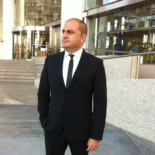 luis_zari's profile picture. Asesor Fiscal, apasionado por la literatura y madridista.