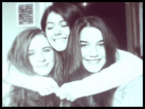 Hey, 3 random girls, we r funny,smart,athletic,cool, musical. Left to right: Harriette, Jemma, Darcy. We love ONE DIRECTION,... We follow back. Parlent Francais