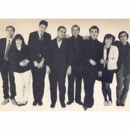 Rik Mayall. Ade Edmondson. Nigel Planer. Peter Richardson. Dawn French. Jennifer Saunders. Alexei Sayle.