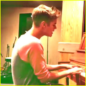 I'm a BELIEBER a DIRECTIONER and i love ROSS LYNCH + i love everyone who loves them too :) FOLLOW ME and I'll FOLLOW YOU back thanks ♥