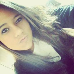 - Dramática, irritante, carente, louca, irônica, desligada, chata e muito ciumenta. Prazer, eu. Gostou? Follow-me. '