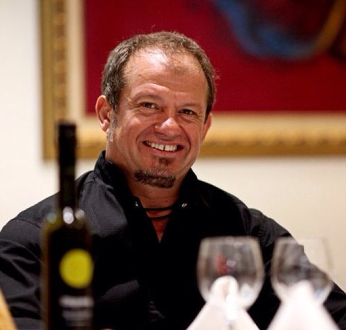 Canalla, motero, taurino, cocinero autodidacta, amante de la vida y del buen comer con un pequeño rinconcito en Madrid llamado El Fogón de Trifón