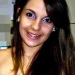 Aquela que sorri sem ter motivos,ama sem medida, decepciona com pessoas especiais, mais é forte o suficiente para levantar e começar tudo de novo...