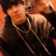 Me Chamo Lucas , tenho 18 anos moro em Sp ,adoro varias bandas de rock amo pizza doce etc
