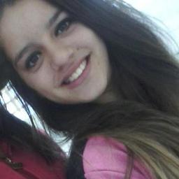 Loira , legal , 14 anos :) . 
Segue ?
