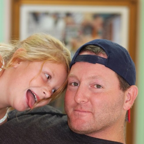 Owner@ARES Sportswear  who loves family, sports, working out, beer & chicken wings.