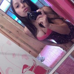 Elα é perfeitα, mαs tem inúmeros defeitos.
Elα fαlα αlto, gritα, dá gαrgαlhαdαs, mas se fαz de tímidα.
Elα é sαntα, mαs sabe provocαr ★