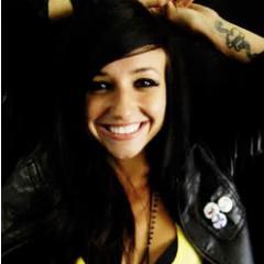 25. Valerie Anne Poxleitner. Cantante y compositora. Canadiense. Soy la luz que ilumina tus días. (Light = luz ¿lo pillas?). FAKE.