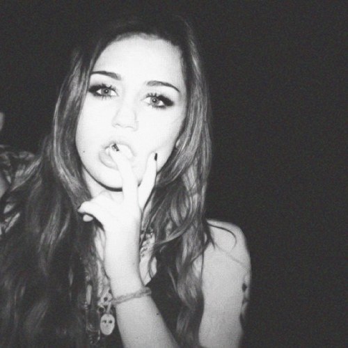 Não deixe as pequenas frustrações te deixarem pra baixo, a vida é difícil ou é uma festa. A escolha vem de você. MILEY MINHA VIDA eu te amo bebe @mileycyrus
