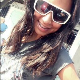 Pensa numa pessoa ciumenta, dramática, às vezes chata, teimosa, difícil de entender, feliz e infeliz. Pensou? Então, sou eu . Follow-me ?
