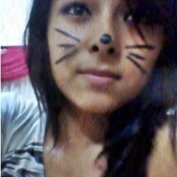 Nem sempre o sorriso que trago no rosto,é a história que  venho levando.Mais sempre to de cabeça erguida e de pouco em pouco vou conquistando.' =3
