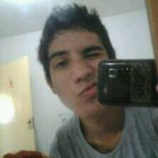 Um garoto que sonha alto, sem raizes, que vai alem do impossivel para conseguir o que quer. Evangélico,Guitarrista, 16 anos.
