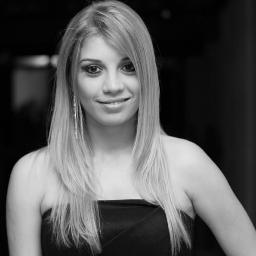 Ela é intensa e tem mania de sentir por completo, de amar por completo e de ser por completo. Caio Fernando Abreu
