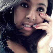 Sou simplismente á dá Foto α Baixinha dos cabelos pretos da Pele Morena e dos Olhos Negros aquela qeh se contenta com um simples abraço ou um singelo um sorriso