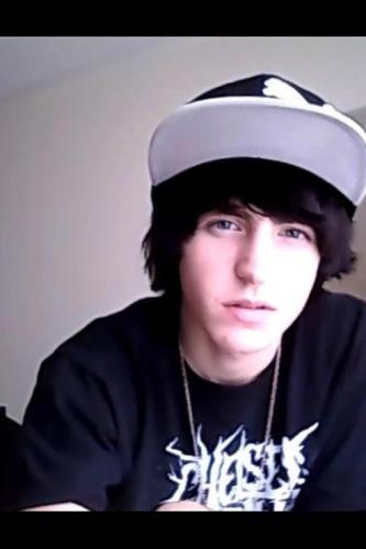 Hi! 17, bi, live to skate, love bands n stuff cx Nov24 with @YouMeAtSix16 is mine so hands off you good?