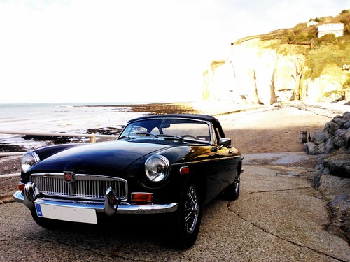 Faites vous #plaisir à bord de la MG B sur nos belles routes de #Normandie pour une balade ou un évènement. #LeHavre #Location #Voiture #Collection