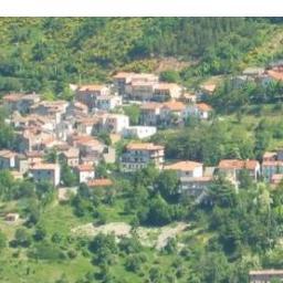 Posto alle pendici del M. Nerone,dominando l'antico corridoio Bizantino , è uno dei più caratteristici paesi dell'entroterra marchigiano.