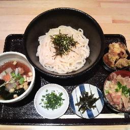 自家製麺・自家製スープのうどんをはじめ各種アルコール類・おつまみ等々ご用意。
また、定期的に寄席イベント(独演会・懇親会)をやってます。
うどん・落語に興味ある方、どうぞよろしく。