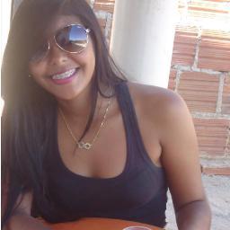 Nunca, jamais diga o que sente. Por mais que doa, por mais que te faça feliz. Quando sentir algo muito forte, peça um drink. (6)