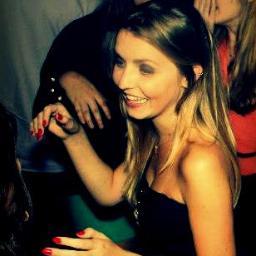 Estudante de moda e blogueira.
Apaixonada pelo que faço.