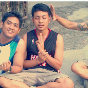 Kebiasaan aneh:makan pake tangan,mata pake lihat,jalan pake kaki :) (ʃ⌣ƪ)