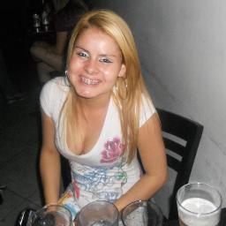 éн. αquelα menininнa cresceu 'αmαdureceu e αprendeu α ver o mundo com outros olнos*descobriu que não vαle α penα' sofrer sim aprender com os próprios erros' !