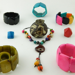 Joyeria ecologica hecha de semillas naturales a mano , por mujeres cabeza de hogar...por cada venta se siembra un arbol.