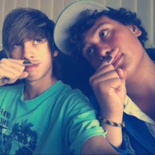 Follow and il follow back :D subscribe to our channel on youtube http://t.co/q3Y9w5y3