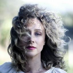Perfil de divulgação da cantora, compositora e atriz carioca, @MadameKatiaB.