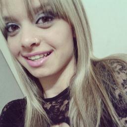 Seja feliz e não se importe com as pessoas, elas não sabem METADE do que acontece com você (: